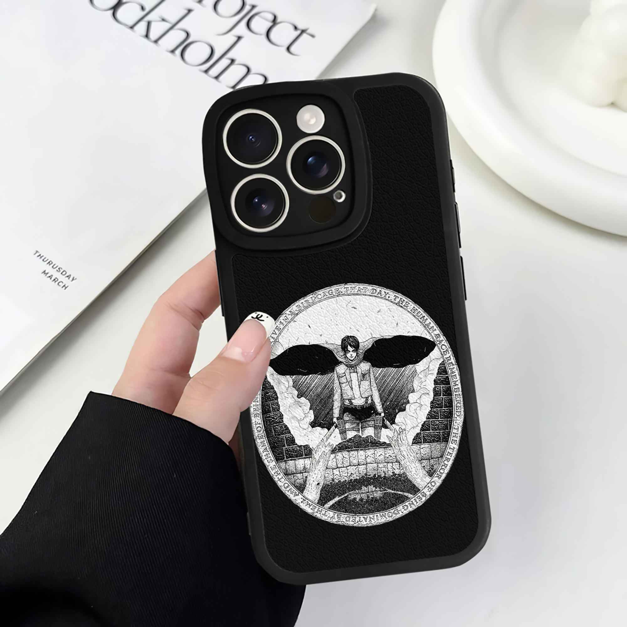 （画像用） 進撃の巨人 エレン･イェーガー Attack on Titan Eren Jäger 【iPhone 16シリーズ対応】シリコンスマホケース（レザー調） 材質：シリコン